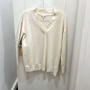 GAP. Sweater. ivory V neck long sleeve Size XS